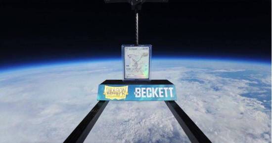 送上太空：只为证明保护套强度瓦利棋牌评级机构将宝可梦卡牌(图2)